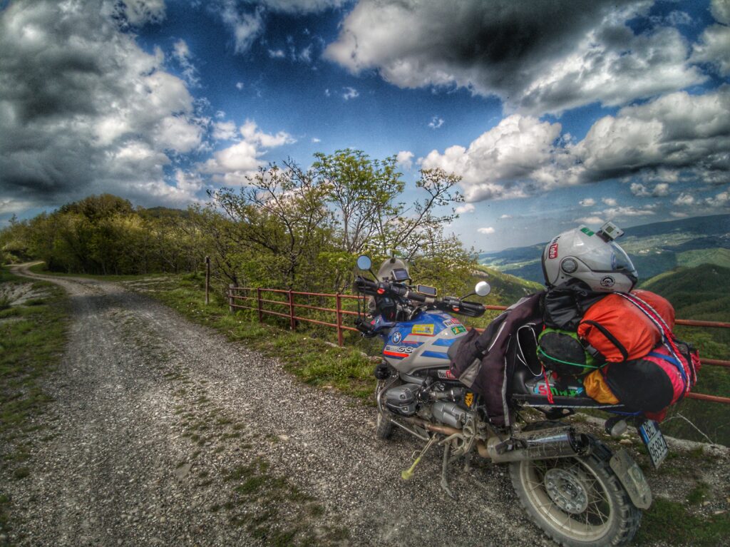 suggestivo paesaggio dell'appennino tosco emiliano. Tour a tema con la moto maxi enduro bmw r 1150 gs