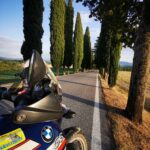 Viale di cipressi all'inizio del Passo della futa, in Toscana con la moto .