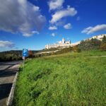 vista della città natale di San Francesco d'Assisi, visitata in moto